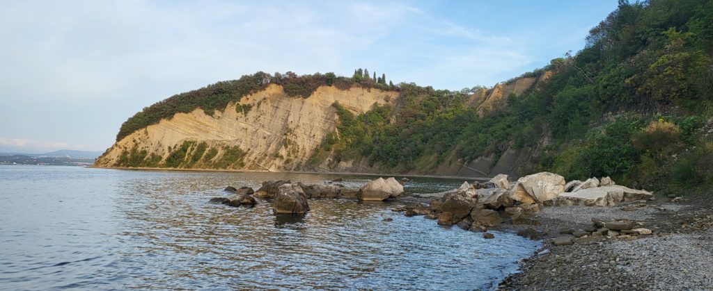 mit Blick aufs Meer